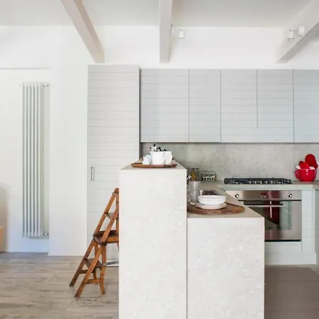 Apartman Plum Guide - The Author'S Escape