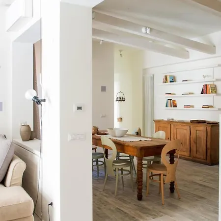 Apartman Plum Guide - The Author'S Escape